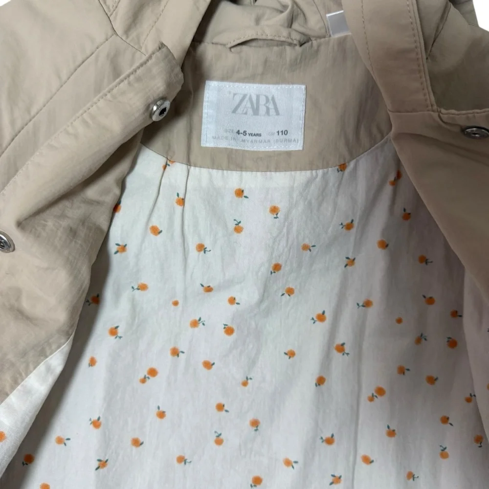 Zara| Kids Kids Beige Trench Coat with a hood. Snap button closure. Size 4-5